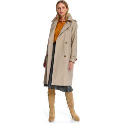 Elegancki trencz ze stylowymi dodatkami. Brązowe płaszcze damskie Top Secret, na wiosnę, w paski, z tkaniny, eleganckie. W wyprzedaży za 329,99 zł.