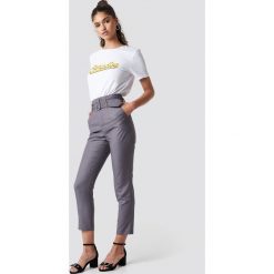 Spodnie damskie: NA-KD Classic Spodnie z wysokim stanem i paskiem - Grey