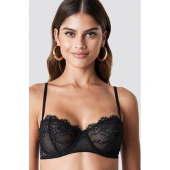 NA-KD Lingerie Koronkowy biustonosz Eyelash - Black. Czarne biustonosze bardotka NA-KD Lingerie, z haftami, z koronki. Za 60,95 zł.