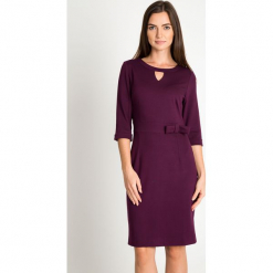 Burgundowa sukienka z łezką na dekolcie QUIOSQUE. Czerwone sukienki QUIOSQUE, w paski, z dzianiny, eleganckie, z dekoltem na plecach. Za 199,99 zł.