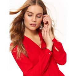 Elegancka bluzka z zakładanym przodem. Czerwone bluzki damskie Top Secret, bez wzorów, eleganckie, z dekoltem w serek, z długim rękawem. W wyprzedaży za 59,99 zł.
