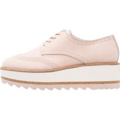 Bullboxer Oksfordki pastel pink. Czerwone jazzówki damskie Bullboxer, z materiału. Za 379,00 zł.