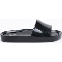 Melissa - Klapki dziecięce Beach Slide. Czarne sandały dziewczęce Melissa, z materiału, bez zapięcia. W wyprzedaży za 159,90 zł.