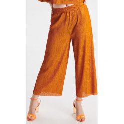 Spodnie culotte w prążki - Pomarańczowy. Spodnie damskie Cropp. W wyprzedaży za 19,99 zł.