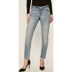 Guess Jeans - Jeansy Marilyn. Niebieskie jeansy damskie Guess Jeans, z aplikacjami, z elastanu, z obniżonym stanem. W wyprzedaży za 219,90 zł.