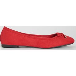 Baleriny z kokardką - Czerwony. Czerwone baleriny damskie Sinsay, bez wzorów, bez obcasa. Za 19,99 zł.