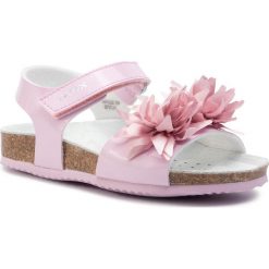 Sandały GEOX - J N.S.Aloha G. E J921CE 000KN C8005 S Pink. Różowe sandały dziewczęce Geox, ze skóry ekologicznej, bez zapięcia. W wyprzedaży za 149,00 zł.