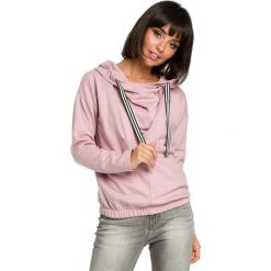 Pudrowa Krótka Oryginalna Bluza z Kapturem. Różowe bluzy damskie marki Molly.pl, s, bez wzorów, z jeansu, z długim rękawem, długie, z kapturem, trekkingowe. Za 139,90 zł.
