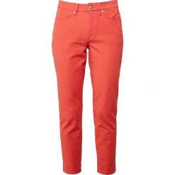 Escada Sport LINDA CAPRI Jeansy Straight Leg faberge. Czerwone jeansy damskie marki Escada Sport. W wyprzedaży za 379,60 zł.
