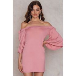 Sukienki hiszpanki: Boohoo Sukienka Tie Bardot – Pink