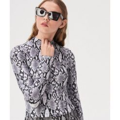 Crop top z wężowym wzorem - Wielobarwny. Szare topy damskie Sinsay, s, bez wzorów, bez kołnierzyka. Za 29,99 zł.