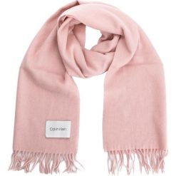 Szal CALVIN KLEIN - Classic Wool Scarf W K60K604720 629. Czerwone szaliki damskie Calvin Klein, z materiału. Za 279,00 zł.