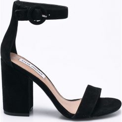 Steve Madden - Sandały Friday. Czarne sandały damskie Steve Madden, bez wzorów, ze skóry, bez obcasa, na obcasie, na klamry. W wyprzedaży za 269,90 zł.
