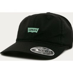Levi's - Czapka. Czarne czapki damskie Levi's®, z nadrukiem, z elastanu. W wyprzedaży za 119,90 zł.