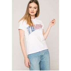 Tommy Jeans - Top. Białe bluzki damskie marki Tommy Jeans, s, z nadrukiem, z bawełny, casualowe, z okrągłym kołnierzem, z krótkim rękawem. W wyprzedaży za 119,90 zł.