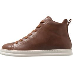 Camper RUNNER FOUR Sneakersy wysokie medium brown. Pomarańczowe trampki męskie Camper, bez wzorów, ze skóry, bez zapięcia. Za 509,00 zł.