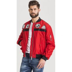 BOMBERKA CAROLINA JOHN RICHMOND. Czerwone płaszcze męskie John Richmond, m, z aplikacjami, z materiału, klasyczne, bez kaptura. Za 989,00 zł.