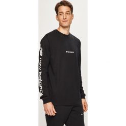 New Balance - Bluza. Czarne bluzy męskie New Balance, s, z nadrukiem, z bawełny, z okrągłym kołnierzem, bez rękawów, bez kaptura. W wyprzedaży za 159,90 zł.