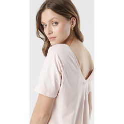 Jasnoróżowy T-shirt Laigana. Różowe bluzki damskie Born2be, s, bez wzorów, z okrągłym kołnierzem. Za 54,99 zł.