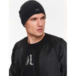 CZAPKA MĘSKA Z CIENKIEJ DZIANINY. Szare czapki męskie Top Secret, na zimę, bez wzorów, z dzianiny. W wyprzedaży za 9,99 zł.