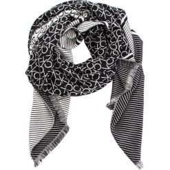 Szal CALVIN KLEIN - Ck Blanket K60K604710 001. Czarne szaliki damskie marki Calvin Klein, z materiału. Za 299,00 zł.