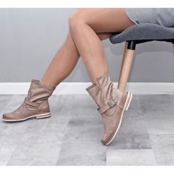 Wsuwane botki z klamerką - skóra naturalna - model 426 - kolor cappuccino. Botki damskie Zapato, ze skóry, bez obcasa, bez zapięcia. W wyprzedaży za 299,25 zł.