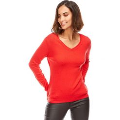 Sweter w kolorze czerwonym. Czerwone swetry damskie L'étoile du cachemire, bez wzorów, z kaszmiru, klasyczne, bez rękawów, bez kaptura. W wyprzedaży za 109,95 zł.