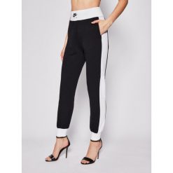 Spodnie dresowe NIKE Air BV4775. Czarne spodnie damskie Nike, l, z bawełny. W wyprzedaży za 199,00 zł.