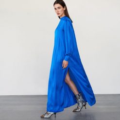 Sukienka maxi o satynowym połysku - Niebieski. Niebieskie sukienki damskie Reserved, s, bez wzorów, z satyny, bez kołnierzyka, bez rękawów, maxi. Za 349,99 zł.