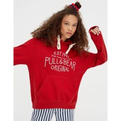 Bluza z logo P&B. Czerwone bluzy damskie marki Pull&Bear, bez wzorów, bez rękawów, bez kaptura. Za 89,90 zł.