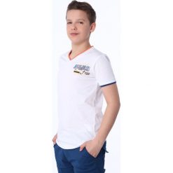 T-shirt chłopięcy dekolt w serek biały NDZ7313. Białe t-shirty chłopięce Fasardi, bez wzorów, bez rękawów. Za 39,00 zł.