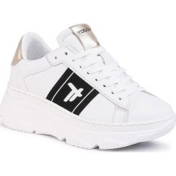 Sneakersy TOGOSHI - TG-22-04-000210 146. Białe półbuty damskie Togoshi, na co dzień, bez wzorów, ze skóry ekologicznej, bez obcasa, bez zapięcia. W wyprzedaży za 259,00 zł.