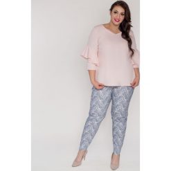 Asymetryczna bluzka fantazyjny rękaw koło flamenco PLUS SIZE wiosna lato. Różowe bluzki damskie Moda Size Plus Iwanek, xxl, z aplikacjami, z elastanu, eleganckie, z klasycznym kołnierzykiem, plus size, z krótkim rękawem. Za 119,90 zł.