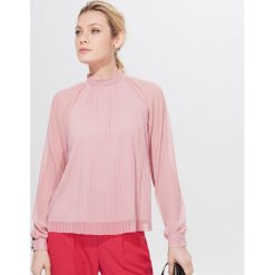 Plisowana bluzka ze stójką - Różowy. Różowe bluzki damskie Mohito, s, bez wzorów, ze stójką, bez rękawów. Za 89,99 zł.