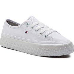 Tenisówki TOMMY HILFIGER - Outsole Detail Flatform Sneaker FW0FW04134 White 100. Białe półbuty damskie TOMMY HILFIGER, bez wzorów, z gumy, bez zapięcia. Za 359,00 zł.