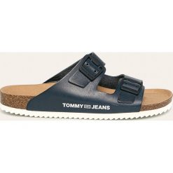 Tommy Jeans - Klapki skórzane. Niebieskie kapcie męskie Tommy Jeans, bez wzorów, z jeansu. W wyprzedaży za 249,90 zł.