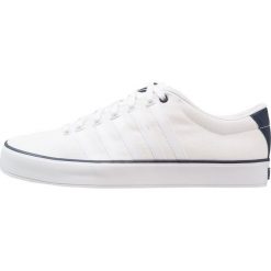 KSWISS COURT PRO VULC Tenisówki i Trampki white/dress blue. Białe trampki męskie K-SWISS, z tworzywa sztucznego. Za 209,00 zł.