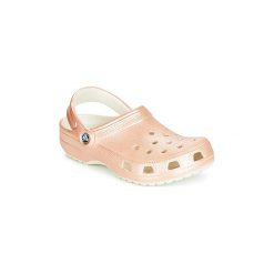 Chodaki Crocs CLASSIC METALLIC CLOG. Różowe klapki damskie Crocs, bez wzorów, bez obcasa. W wyprzedaży za 118,30 zł.