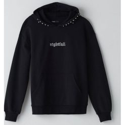 Bluza z ozdobnymi ćwiekami - Czarny. Czarne bluzy damskie Cropp, s, bez wzorów, bez rękawów, bez kaptura. Za 99,99 zł.