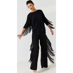 Simple - Bluzka. Szare bluzki damskie wizytowe marki Simple, s, z aplikacjami, z elastanu, eleganckie, z dekoltem w łódkę. W wyprzedaży za 279,90 zł.