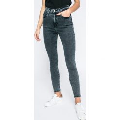 Wrangler - Jeansy. Niebieskie jeansy damskie marki Wrangler, z podwyższonym stanem. W wyprzedaży za 259,90 zł.