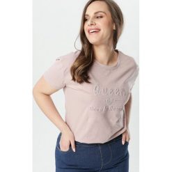 Jasnoróżowy T-shirt Melara. Różowe t-shirty damskie Born2be, na co dzień, xl, z napisami, z okrągłym kołnierzem, z krótkim rękawem. Za 59,99 zł.