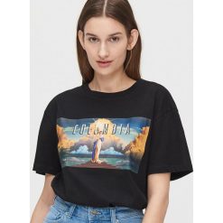 Koszulka oversize Columbia - Czarny. Czarne koszulki damskie Cropp, s, bez wzorów, bez kołnierzyka. Za 59,99 zł.
