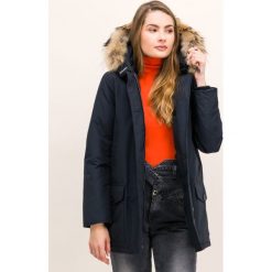 Parka Woolrich Arctic WWCPS2806 UT0001. Niebieskie kurtki damskie Woolrich, na zimę, xl, bez wzorów, z bawełny, bez kaptura. W wyprzedaży za 1719,00 zł.