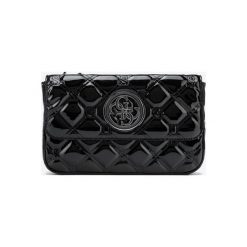 Guess Torebka Czarny. Czarne torebki klasyczne damskie Guess, w paski, z materiału, bez dodatków. Za 533,95 zł.