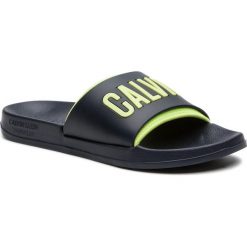 Klapki CALVIN KLEIN - Slide KM0KM00376 470. Niebieskie klapki męskie Calvin Klein, z tworzywa sztucznego, bez zapięcia. W wyprzedaży za 129,00 zł.