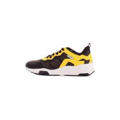 Buty Guess FM6FISFAB12. Szare trampki męskie Guess, z aplikacjami, bez zapięcia. Za 499,11 zł.