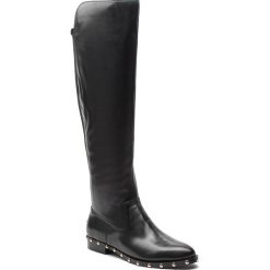 Oficerki GUESS - FLGRS4 LEA11 BLACK. Czarne kozaki damskie marki Guess, ze skóry ekologicznej, bez obcasa, bez zapięcia. W wyprzedaży za 579,00 zł.