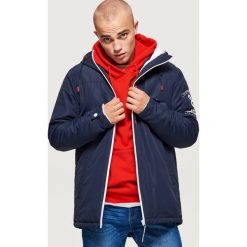 Kurtka z kapturem - Granatowy. Niebieskie kurtki męskie bomber Cropp, l, z kapturem. Za 229,99 zł.