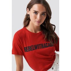 NA-KD Trend T-shirt Rebel - Red. Czerwone t-shirty damskie marki NA-KD Trend, z nadrukiem, z jersey, z okrągłym kołnierzem. W wyprzedaży za 43,77 zł.